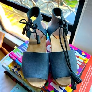 Bryr Hannah Peep Toe Mid Heel w Tie Tassel Sz 38